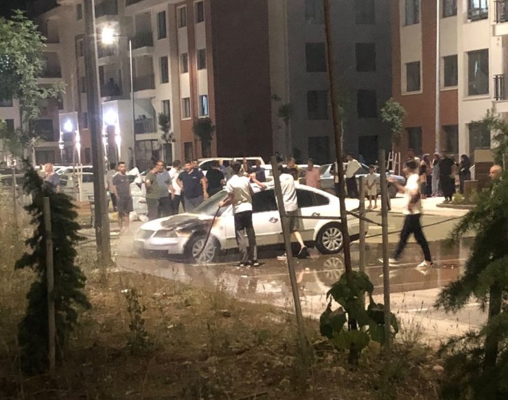 Park halindeki otomobil alev aldı