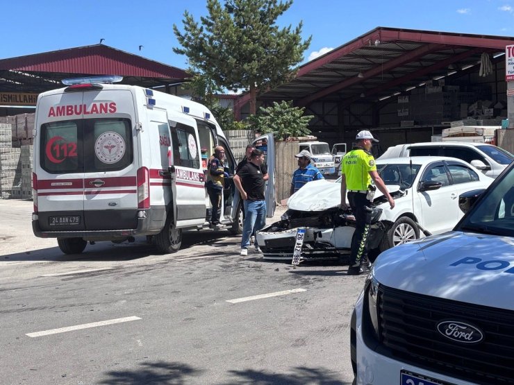 Erzincan’da 3 araçlı trafik kazası güvenlik kamerasına yansıdı