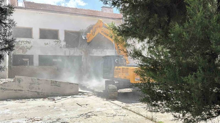 Menteşe’de 72 yıldır hizmet veren bina yıkılıyor