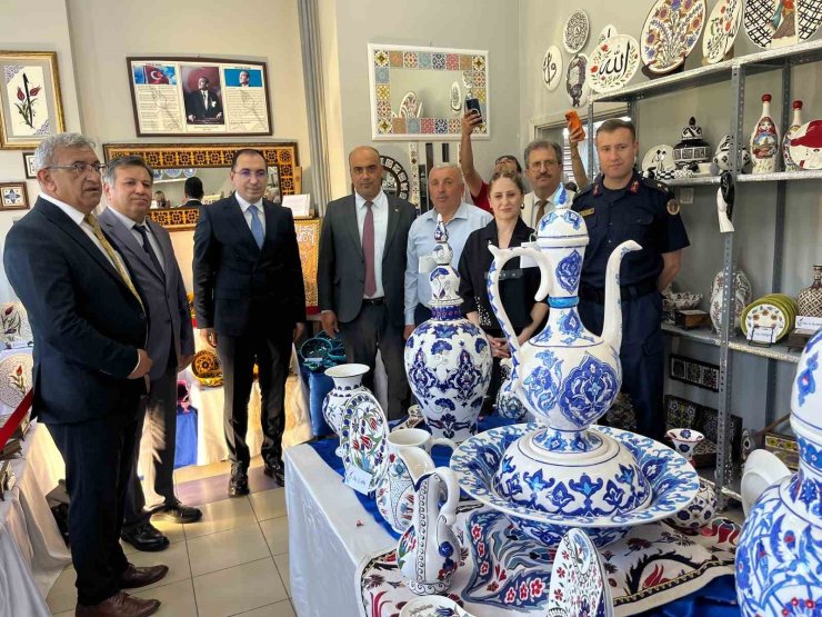 Kütahya Tavşanlı’da Halk Eğitim kursiyerlerinden görkemli yıl sonu sergisi