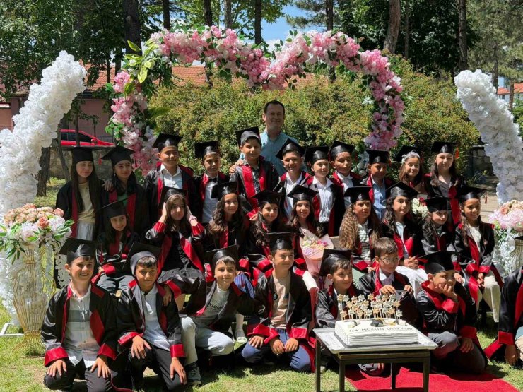 Çocuklar ilkokulu bitirmenin mutluluğunu yaşadı