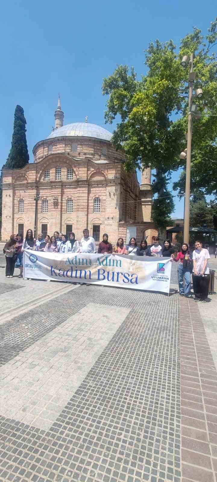 Yıldırımlı gençler tarihi yerinde keşfediyor