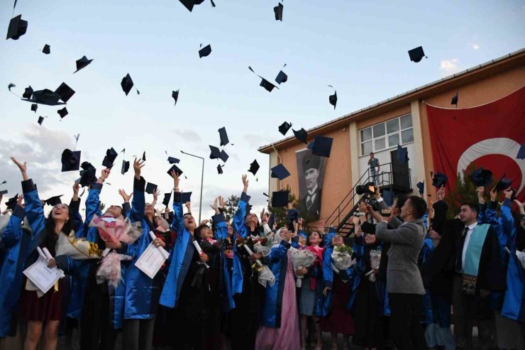 Emet MYO’da mezuniyet coşkusu