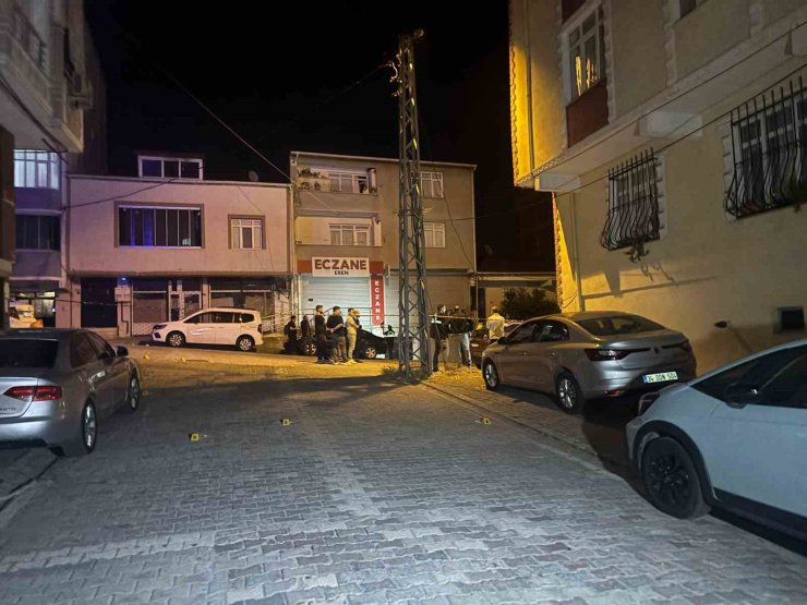 Esenyurt’ta iki grup arasında silahlı çatışma kamerada