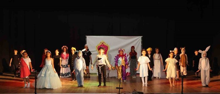 Gönenli öğrencilerden "Oyuncak" adlı tiyatro gösterisi