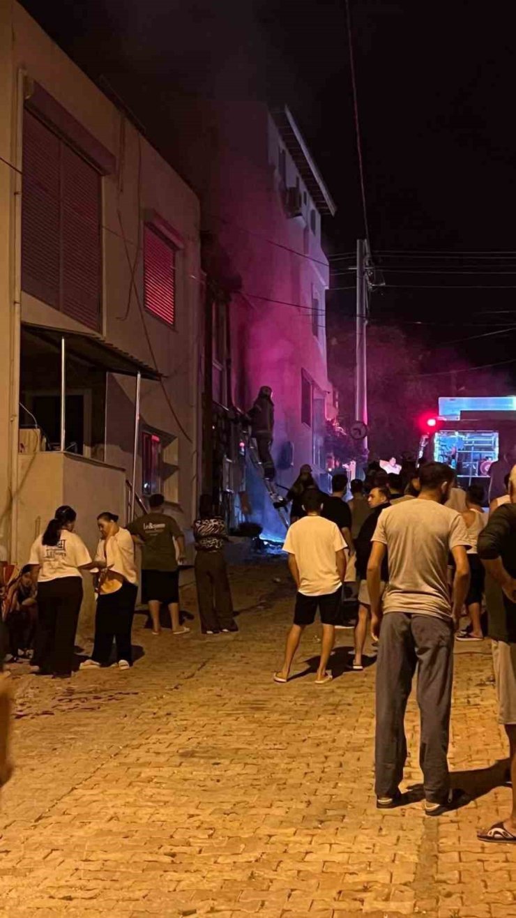 İzmir’de bir otelde çıkan yangında patlama sesi paniğe neden oldu