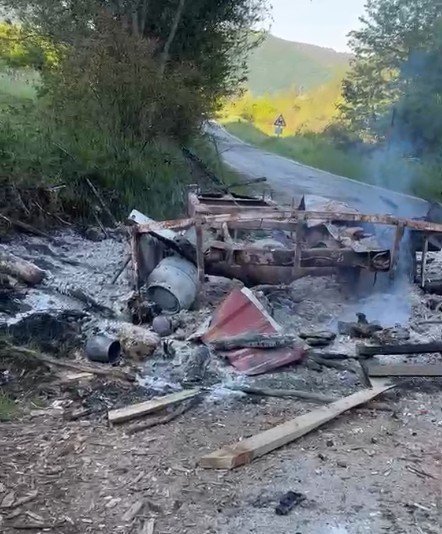 Kastamonu’da park halindeki karavan ile iş makinesi yandı