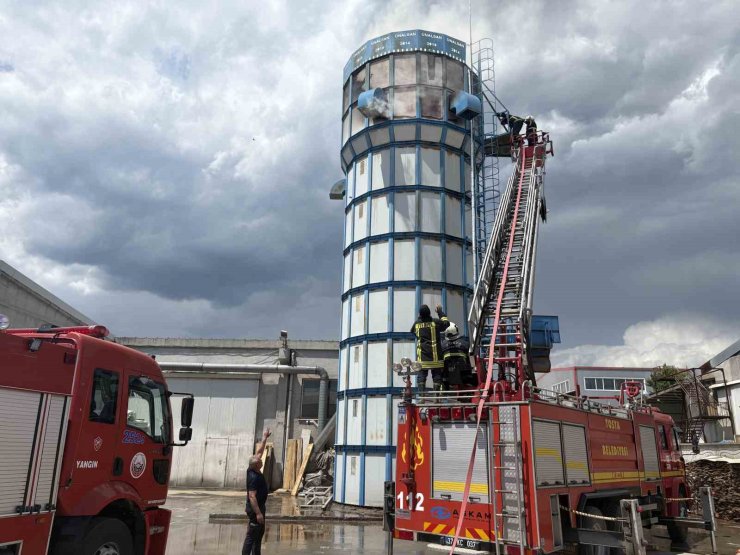 Ahşap kapı fabrikasının talaş silosunda korkutan yangın