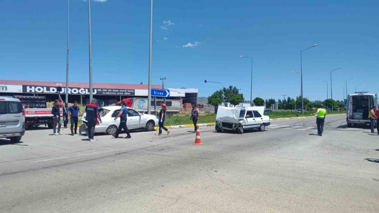 Sivas’ta iki otomobil çarpıştı: 2 yaralı