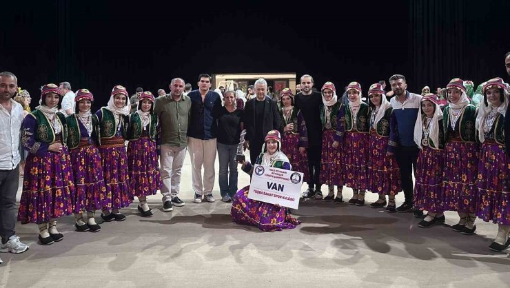 Vanlı kızlar halk oyunlarında tarih yazdı