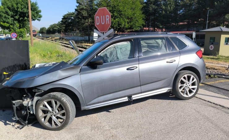 Trenin çarptığı otomobilin sürücüsü yaralandı