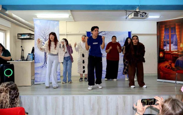 Gezici tiyatro, öğrencileri sanatla buluşturdu