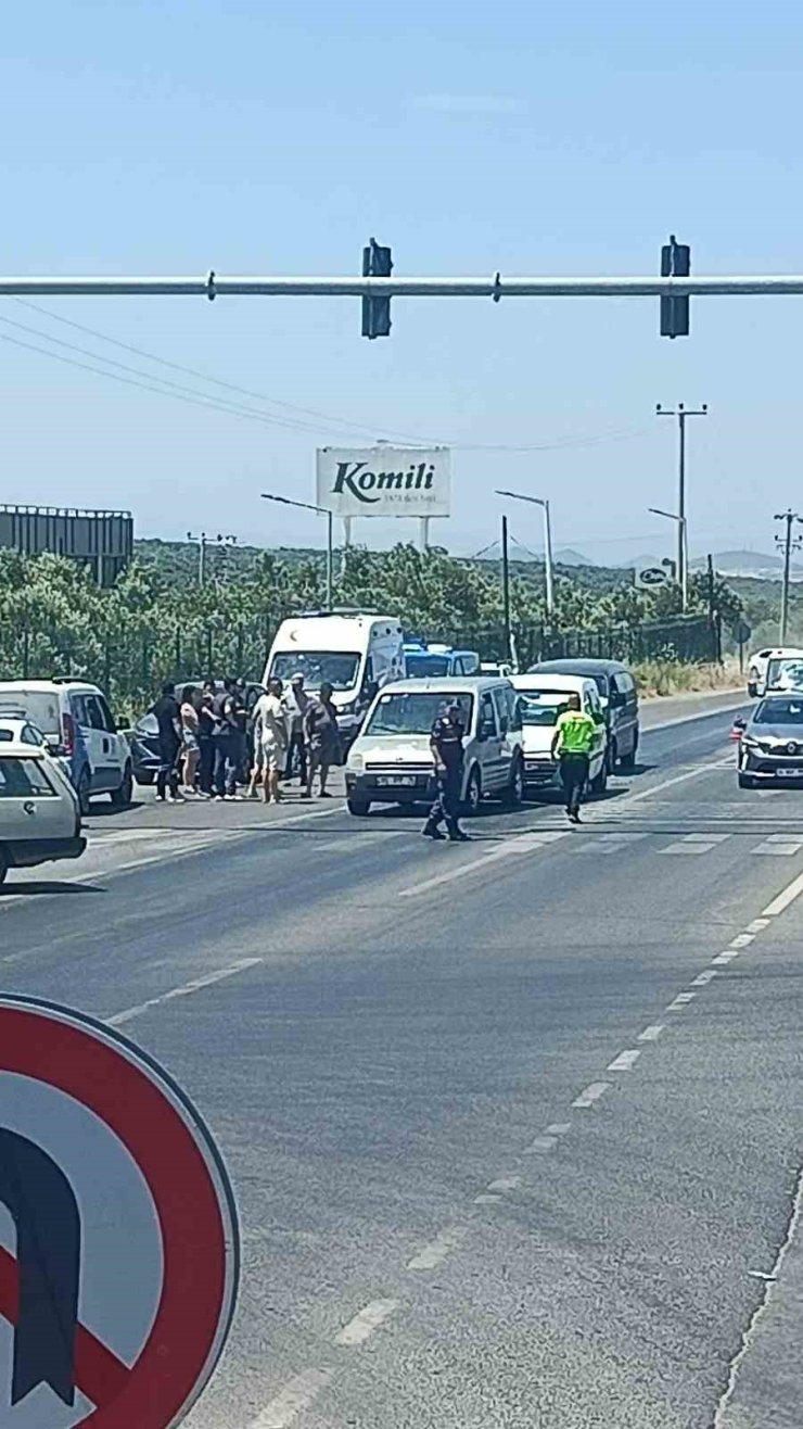 Ayvalık’ta Kozak kavşağında zincirleme kaza: 3 araç birbirine girdi