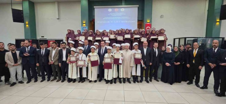 Tatvan’da görkemli hafızlık icazet merasimi: 56 hafız belgelerini aldı