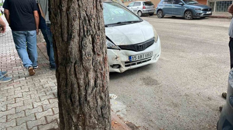 Burdur’da otomobil ağaca çarptı: 1 yaralı