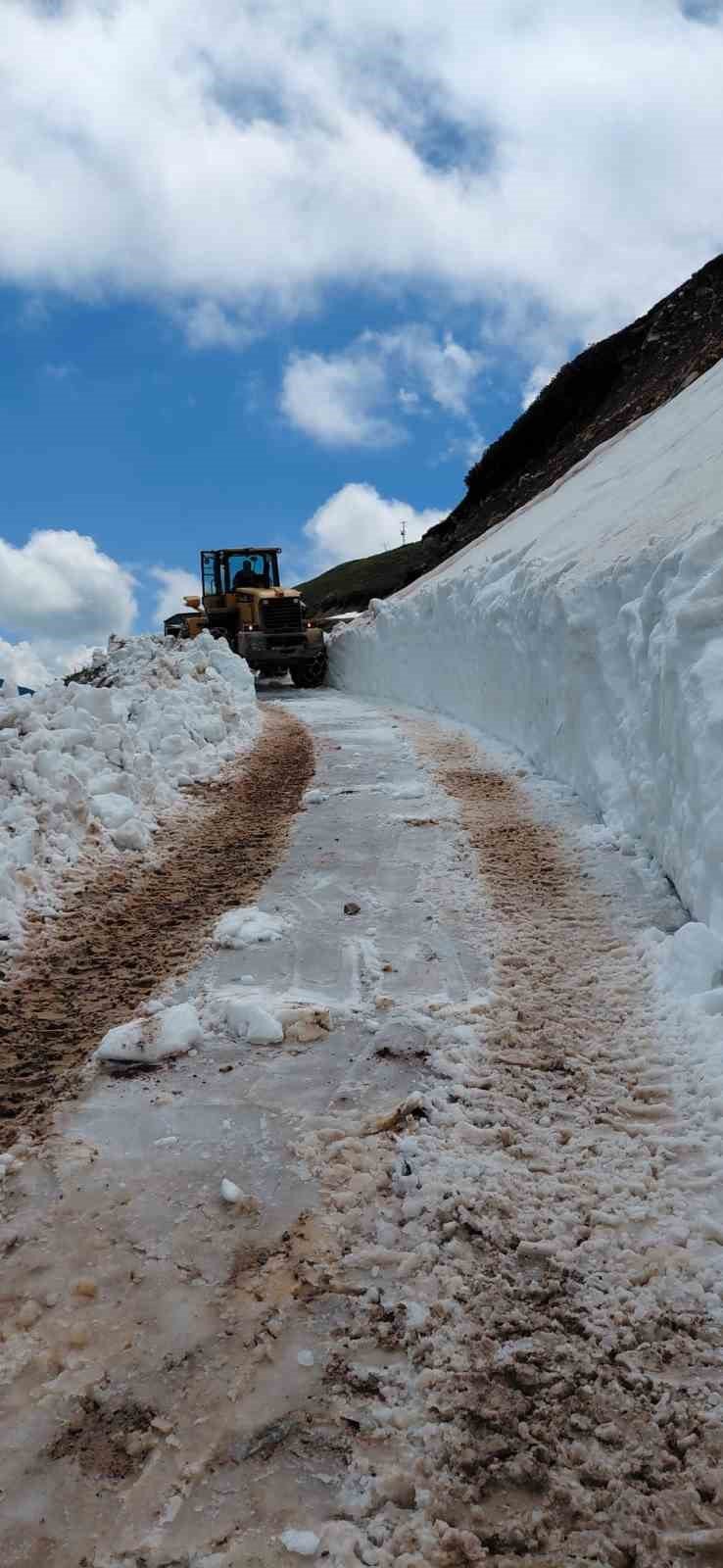 Rize’de Haziran ayında kar ve çığ temizleme çalışması