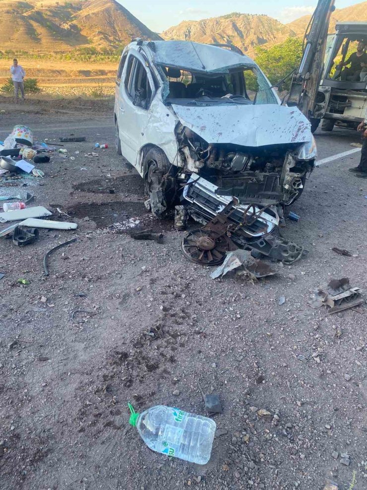 Elazığ’da hafif ticari araç takla attı: 5 yaralı