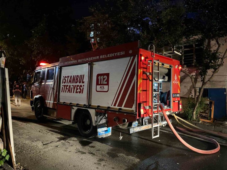 Gaziosmanpaşa’da gecekondu alev alev yandı