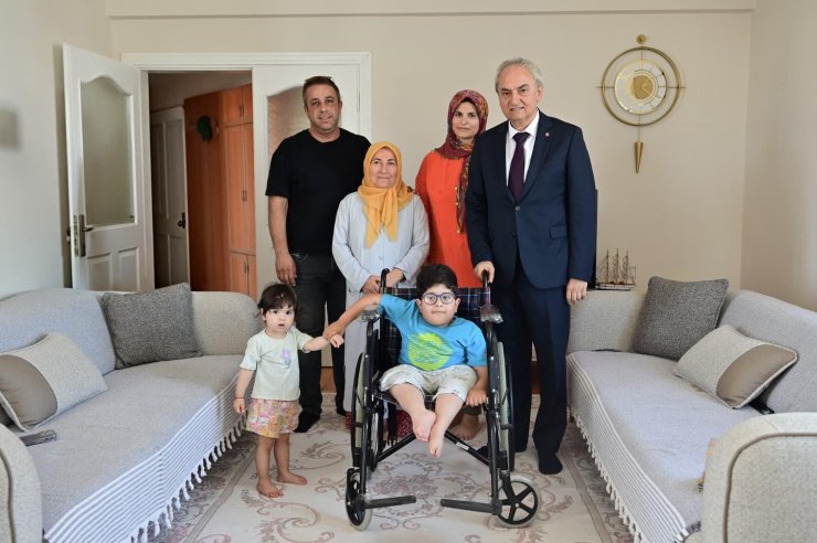 Doğuştan engelli Kerem’in karne mutluluğu tekerlekli sandalye ile taçlandı