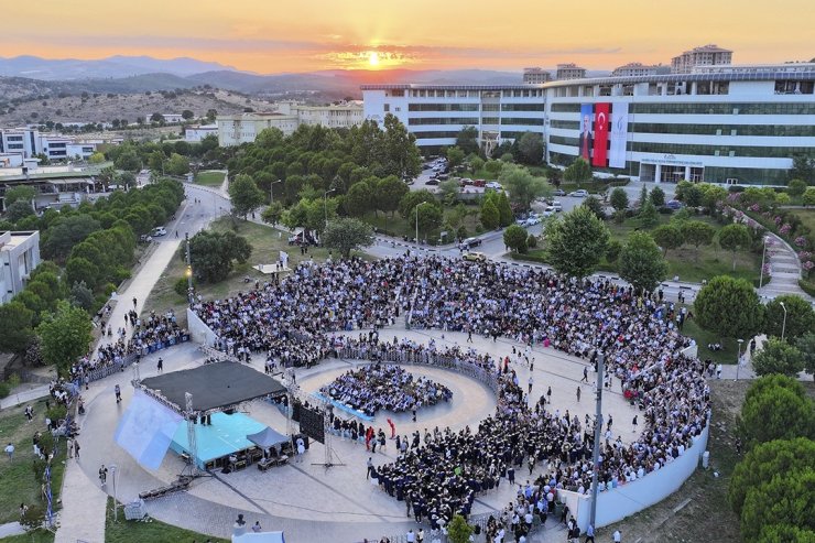 Manisa’da 961 genç mühendis geleceğe kep attı
