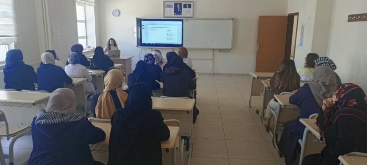 Bayburt’ta HEM kursiyerlerine iletişim becerileri eğitimi verildi
