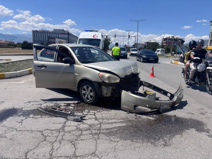 Erzincan’da iki otomobil çarpıştı: Araçlar hurdaya döndü