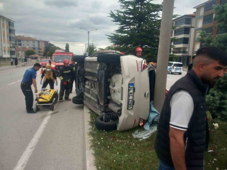Kulu’da otomobil refüje çıkarak yan yattı: 1 yaralı