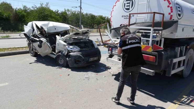 Malatya’da su tankerine çarpan aracın sürücüsü ağır yaralandı