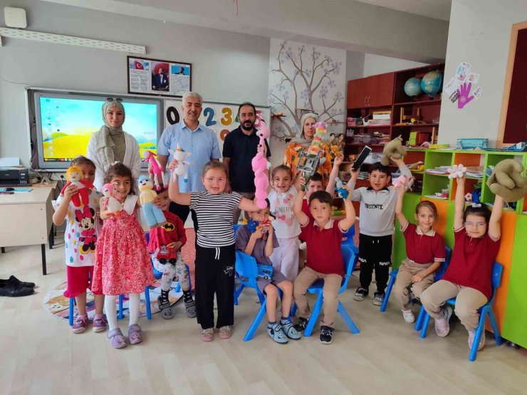 Öğrenci, veli ve öğretmen iş birliğiyle atık ipler rengârenk oyuncaklara dönüştü