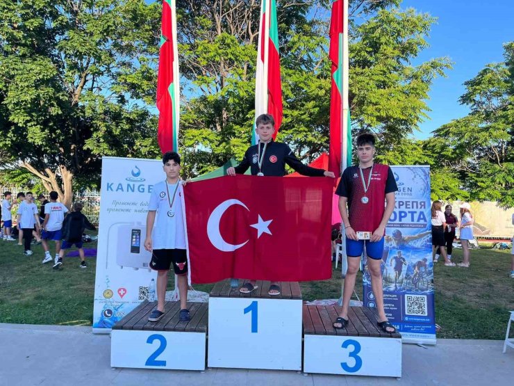 Yıldırımlı genç yüzücüler Türkiye’nin gururu oldu