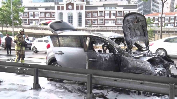 Üsküdar’da alev alev yanan SUV kullanılamaz hale geldi