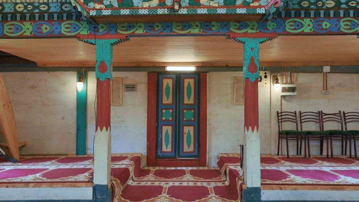 Camili Havzası’ndaki 175 yıllık ahşap cami babadan oğula korunuyor