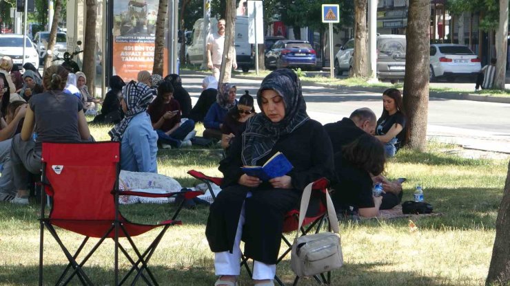 Batman’da çocukları sınava giren veliler parklarda dua etti