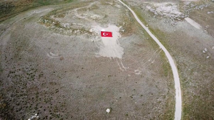 Eskişehirli gençler Milli Takıma destek için dağa Türk Bayrağı nakşetti