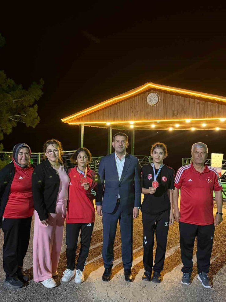 Genç güreşçiler Feke’nin gururu oldu