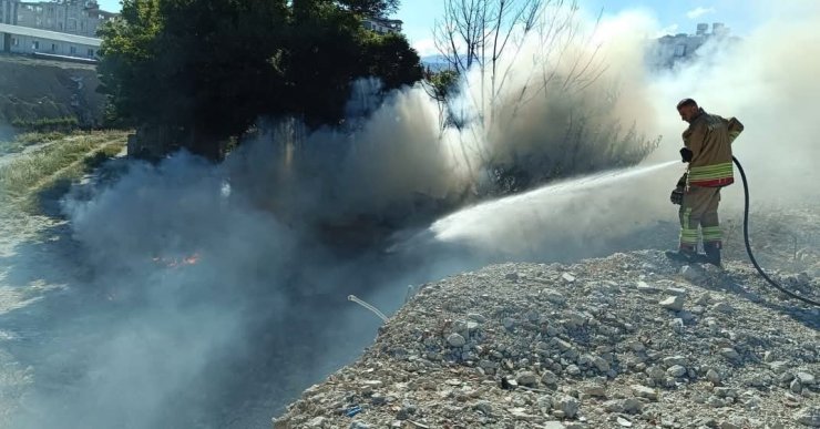 Antakya’da hurdalık ve çöplük yangını