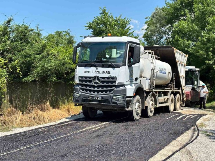 Karadere Hasanağa Köyü’nde sathi kaplama çalışmaları devam ediyor