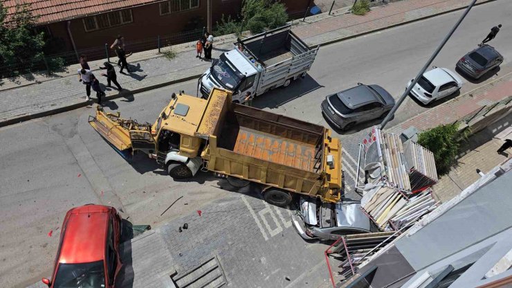 Freni tutmayan kamyon 4 araca çarparak durdu