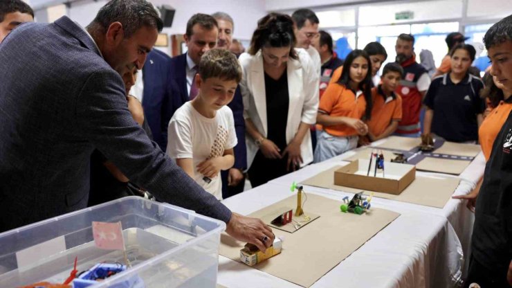 Akçadağ Belediyesi’nin desteğiyle yenilenen okul sıraları öğrencilere teslim edildi
