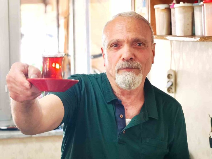 Çay demlerken şiir yazıyor: 40 yıllık çaycı şiirleriyle gönül ısıtıyor