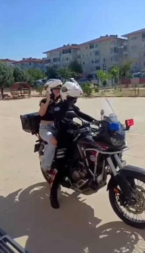 Keşan’da motosikletli polis timleri sınava geç kalan öğrencilerin imdadına yetişti
