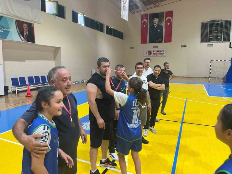 Burhaniye’de Babalar Günü’ne özel basketbol turnuvası