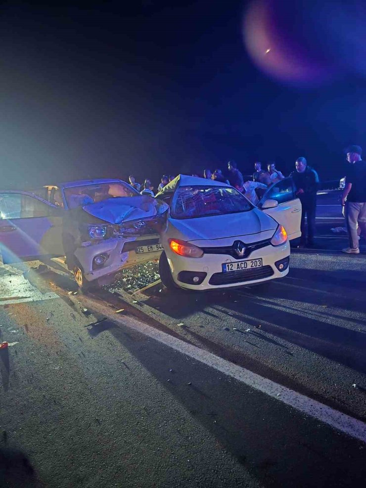 Bingöl’de otomobil ile pikap çarpıştı: 1’i ağır 3 yaralı