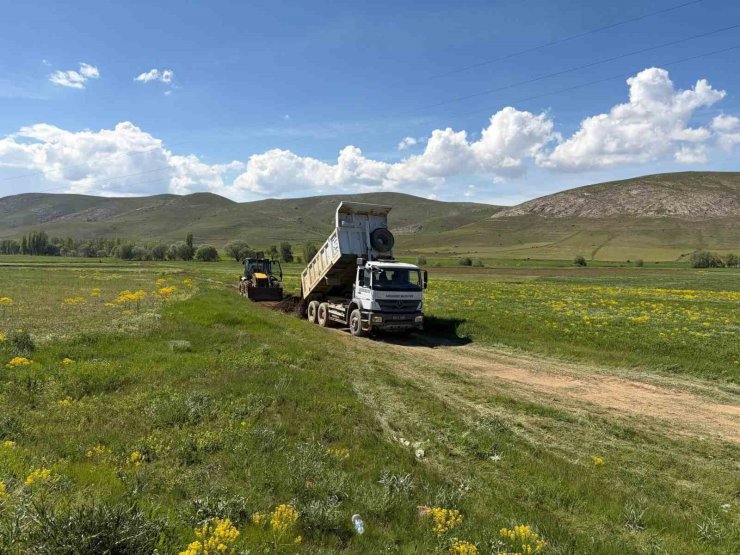 Gökçedere’nin arazi yollarında çalışmalar devam ediyor