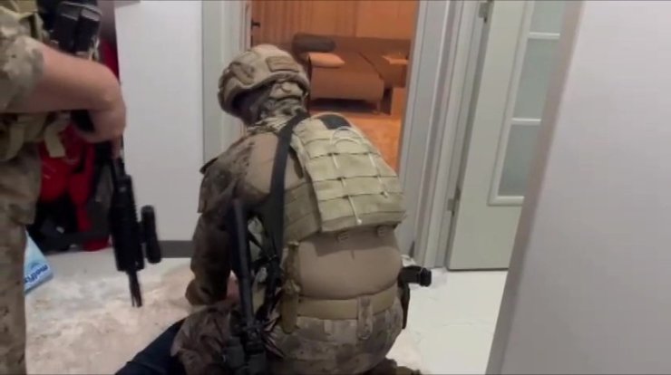 Özel harekat destekli operasyonda firarinin evine koçbaşıyla girildi