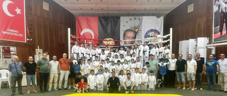 Körfez’de 45 karateci bir üst kuşağa terfi etti