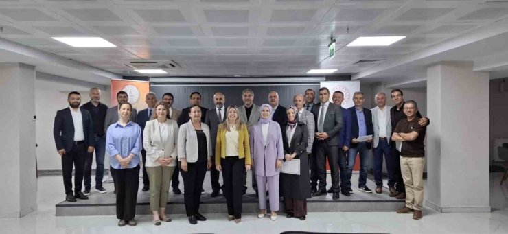 Kütahya’da Eğitim Kurumları Yönetici Yetiştirme Programı tamamlandı