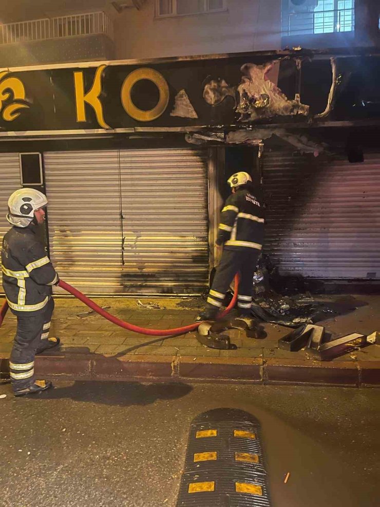 Siirt’te market alevlere teslim oldu