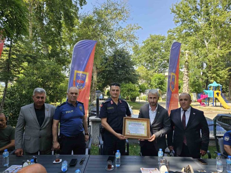 Şehit aileleri ve gazilerden komutana duygusal veda