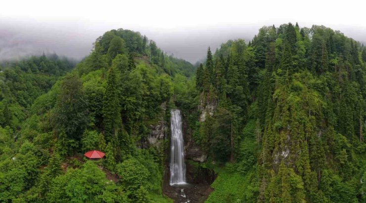 Macahel’in saklı cenneti Maral Şelalesi ziyaretçilerini büyülüyor